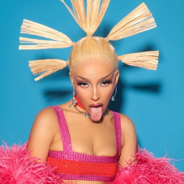 Gaun Transparan Doja Cat hingga Megan Fox-Kelly Bucin di Red Carpet BBMAs