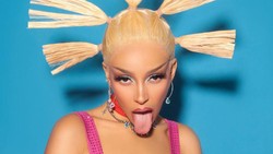 Gaun Transparan Doja Cat hingga Megan Fox-Kelly Bucin di Red Carpet BBMAs