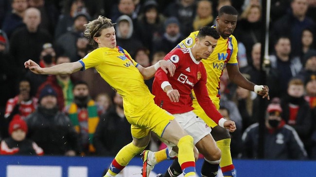 Fan Manchester United menunjukkan rasa kagum kepada Cristiano Ronaldo yang ikut menekan pemain lawan saat mengalahkan Crystal Palace.