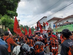 Massa Pemuda Pancasila Geruduk DPRD Depok Minta Junimart Girsang Dicopot