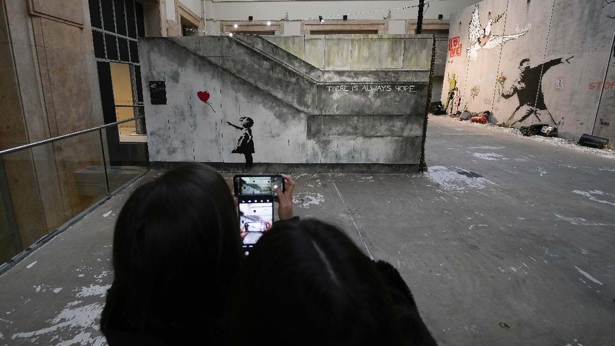 FOTO: Mural Jalanan Banksy Dibuat Ulang di Stasiun Kereta Milan