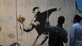 FOTO: Mural Jalanan Banksy Dibuat Ulang di Stasiun Kereta Milan