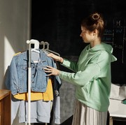 Cucian Susah Kering Bikin Bau Apek, Begini 4 Tips Penting Mencuci Pakaian di Musim Hujan