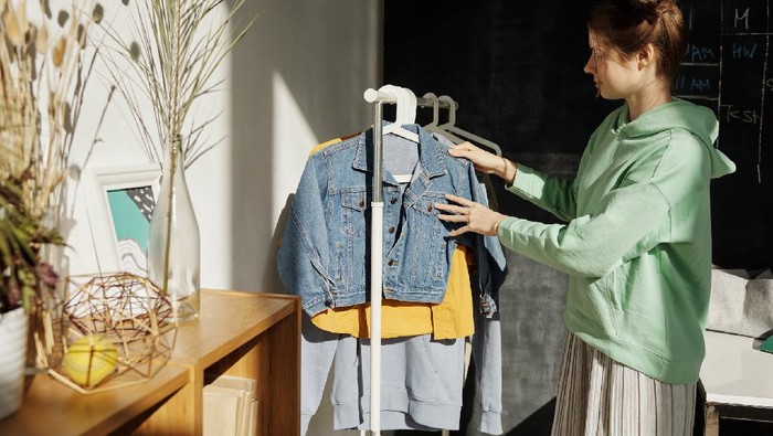 Cucian Susah Kering Bikin Bau Apek, Begini 4 Tips Penting Mencuci Pakaian di Musim Hujan