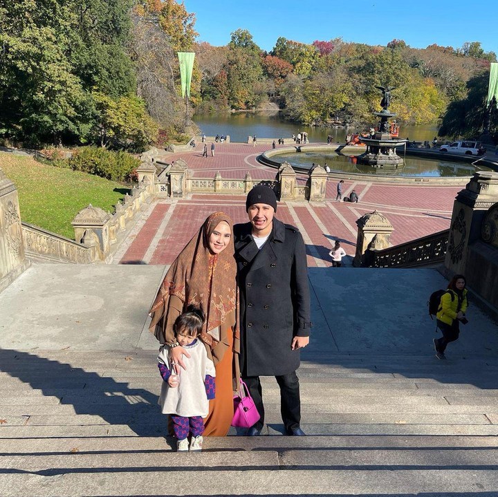 <p>Beberapa waktu lalu, artis cantik Kartika Putri memutuskan untuk liburan ke Amerika Serikat nih, Bunda. Ia pun turut mengajak sang suami dan anaknya, lho. (Foto: Instagram: @kartikaputriworld)</p>