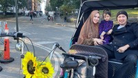 <p>Di sebuah kesempatan, Kartika dan keluarga juga sempat menaiki sebuah becak sepeda versi Amerika nih, Bunda. Keren banget, ya. (Foto: Instagram: @kartikaputriworld)</p>