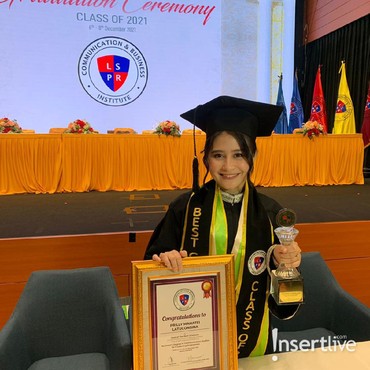Akhirnya Wisuda, Prilly Latuconsina Sandang Gelar Best Of The Best Graduate