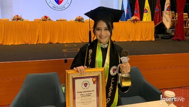 Akhirnya Wisuda, Prilly Latuconsina Sandang Gelar Best Of The Best Graduate