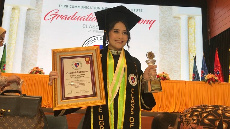 Prilly Latuconsina Prilly Latuconsina wisuda