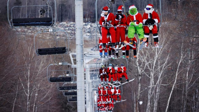 FOTO: Ramai-ramai Sinterklas Main Ski Demi Donasi