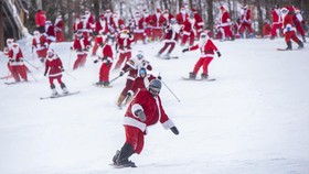 FOTO: Ramai-ramai Sinterklas Main Ski Demi Donasi
