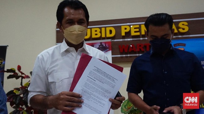 Sekretaris Gerindra Jateng melaporkan kadernya yang baru saja menguggat Prabowo Subianto dengan dugaan pelanggaran prokes dan pemalsuan dokumen.