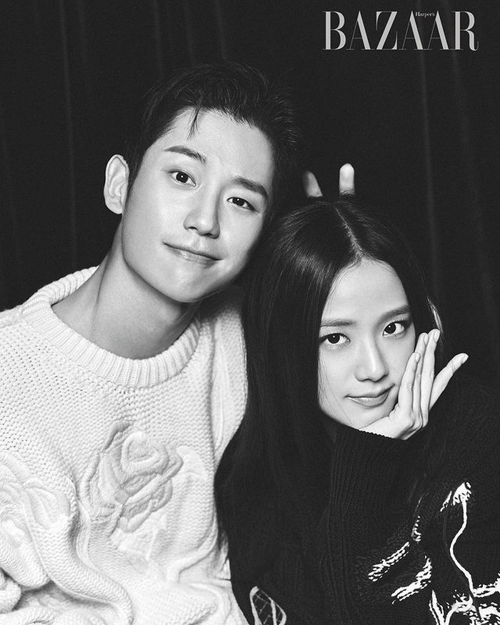 Seperti couple drakor pada umumnya, Jung Hae-in dan Jisoo Blackpink melakukan pemotretan berdua untuk promosi drama Korea yang dibintanginya. Snowdrop akan tayang di kanal JTBC dan Disney+ pada 18 Desember mendatang. / foto: instagram.com/harperbazaarkorea