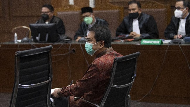Majelis Hakim Pengadilan Tipikor mengingatkan terdakwa Azis Syamsuddin agar tidak mencoba-coba mengatur persidangan lewat lobi.