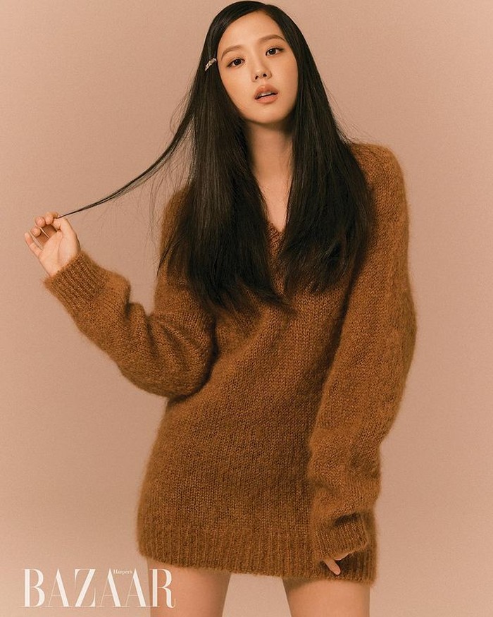 Snowdrop mengisahkan tentang Eun Young-Ro yang diperankan oleh Jisoo, menemukan Im Soo-Ho yang diperankan oleh Jung Hae-in, di salah satu keadaan tak terduga. Setelah menolong Soo-Ho, Young-ro justru jatuh cinta. / foto: instagram.com/harperbazaarkorea