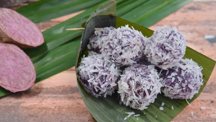 ubi ungu Klepon Ubi Ungu, Purple sweet potato glutinous rice balls stuffed with palm sugar coated with steamed desiccated coconut.