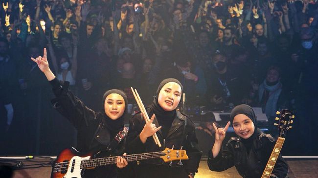 Voice Of Baceprot curhat kerap ditanya soal hijab saat tur di Eropa. Mereka pun membalas pertanyaan itu lewat karya. 