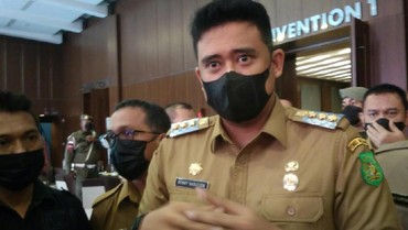 img-title Heboh Wanita Lempar Sandal ke Jokowi, Bobby Nasution: Sudah di RSJ