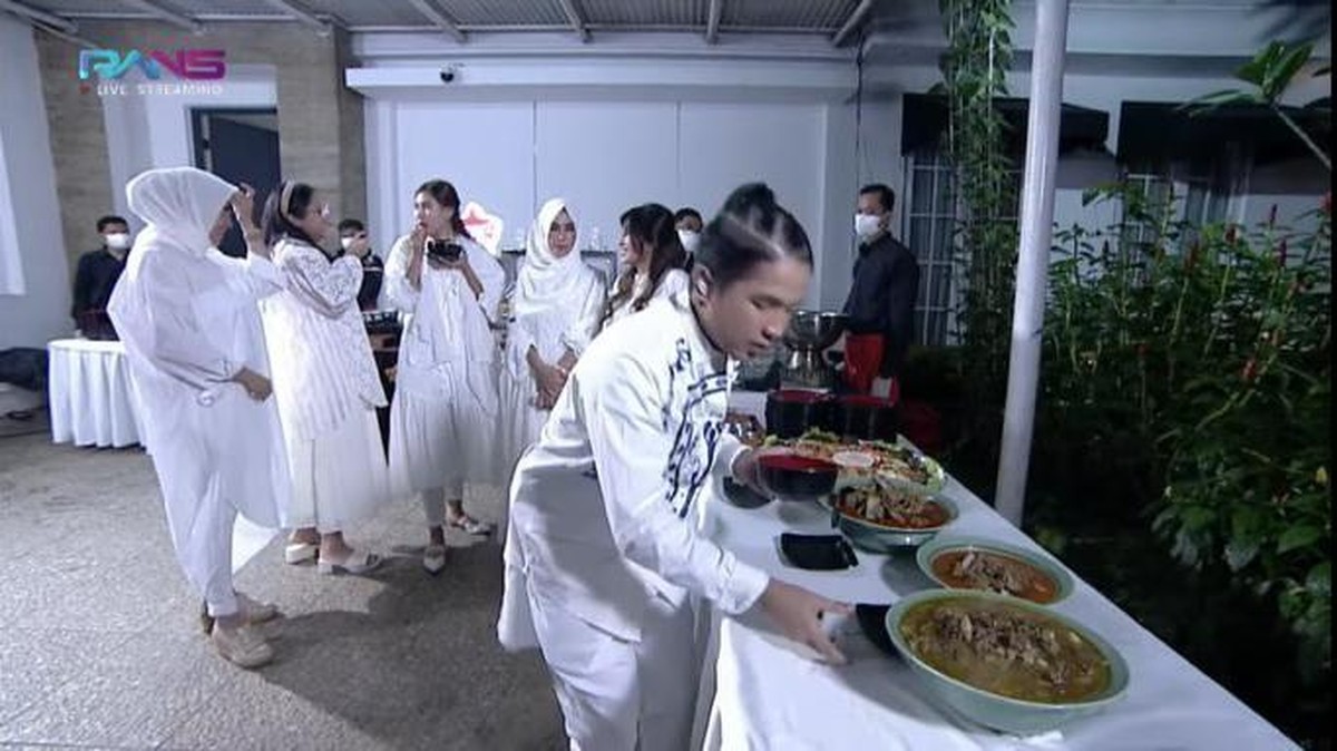 Raffi Ahmad dan Nagita menggelar acara syukuran dan akikah untuk putra keduanya yang baru lahir&comma; baby Rayyanza&period; Yuk intip&excl;