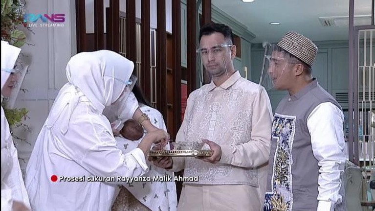 10 Momen Syukuran dan Akikah Baby Rayyanza Raffi Ahmad dan Nagita menggelar acara syukuran dan akikah untuk putra keduanya yang baru lahir, baby Rayyanza. Yuk intip!