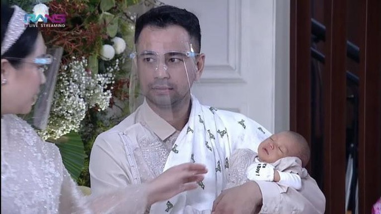 10 Momen Syukuran dan Akikah Baby Rayyanza Raffi Ahmad dan Nagita menggelar acara syukuran dan akikah untuk putra keduanya yang baru lahir, baby Rayyanza. Yuk intip!