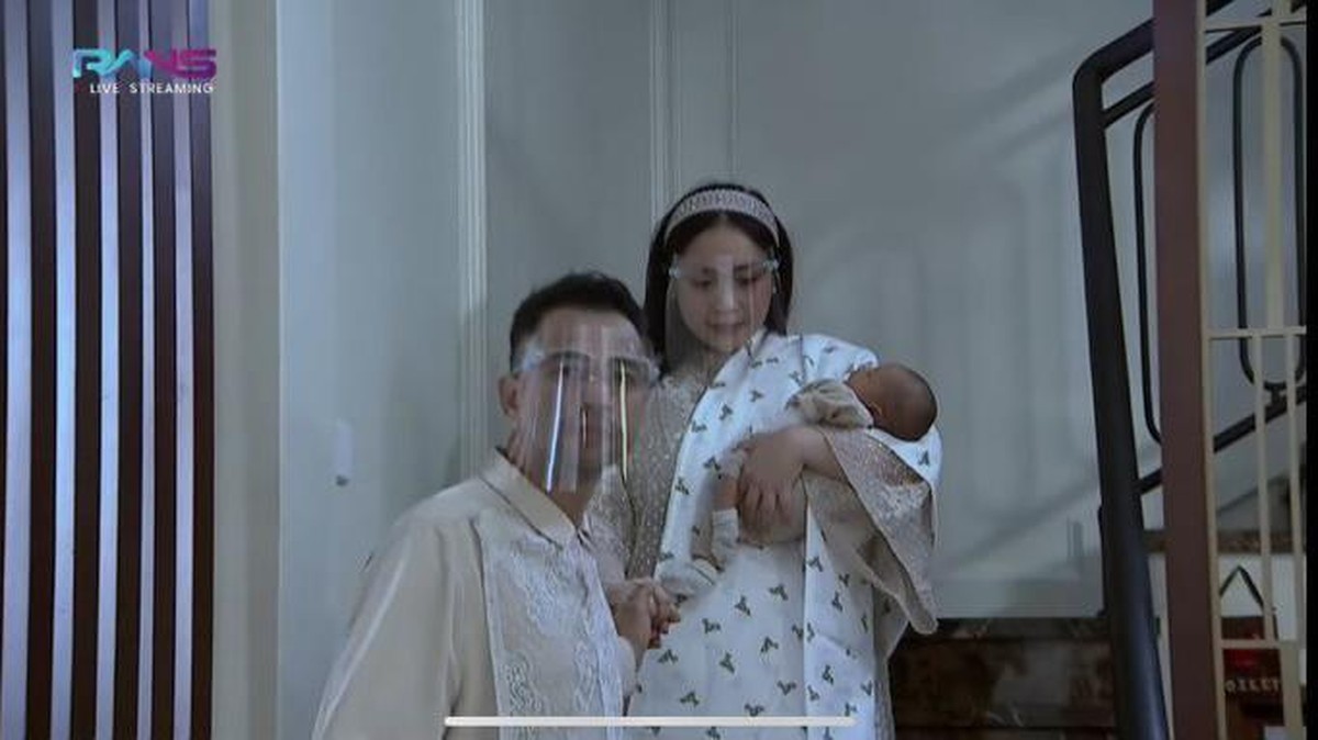 Raffi Ahmad dan Nagita menggelar acara syukuran dan akikah untuk putra keduanya yang baru lahir&comma; baby Rayyanza&period; Yuk intip&excl;