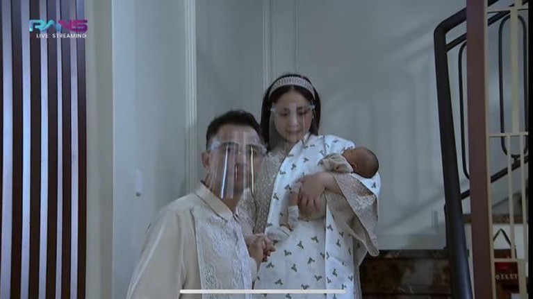Raffi Ahmad dan Nagita menggelar acara syukuran dan akikah untuk putra keduanya yang baru lahir, baby Rayyanza. Yuk intip!