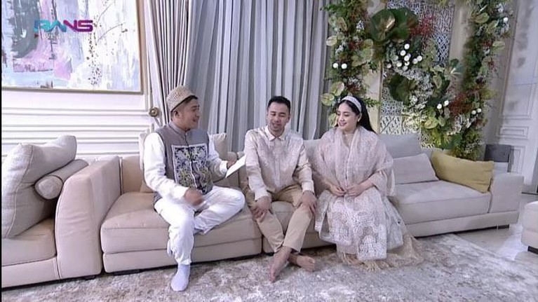 10 Momen Syukuran dan Akikah Baby Rayyanza Raffi Ahmad dan Nagita menggelar acara syukuran dan akikah untuk putra keduanya yang baru lahir, baby Rayyanza. Yuk intip!