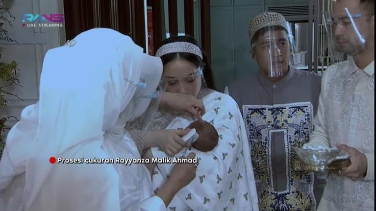 10 Momen Syukuran dan Akikah Baby Rayyanza Raffi Ahmad dan Nagita menggelar acara syukuran dan akikah untuk putra keduanya yang baru lahir, baby Rayyanza. Yuk intip!