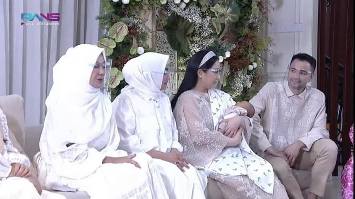 Raffi Ahmad dan Nagita menggelar acara syukuran dan akikah untuk putra keduanya yang baru lahir&comma; baby Rayyanza&period; Yuk intip&excl;