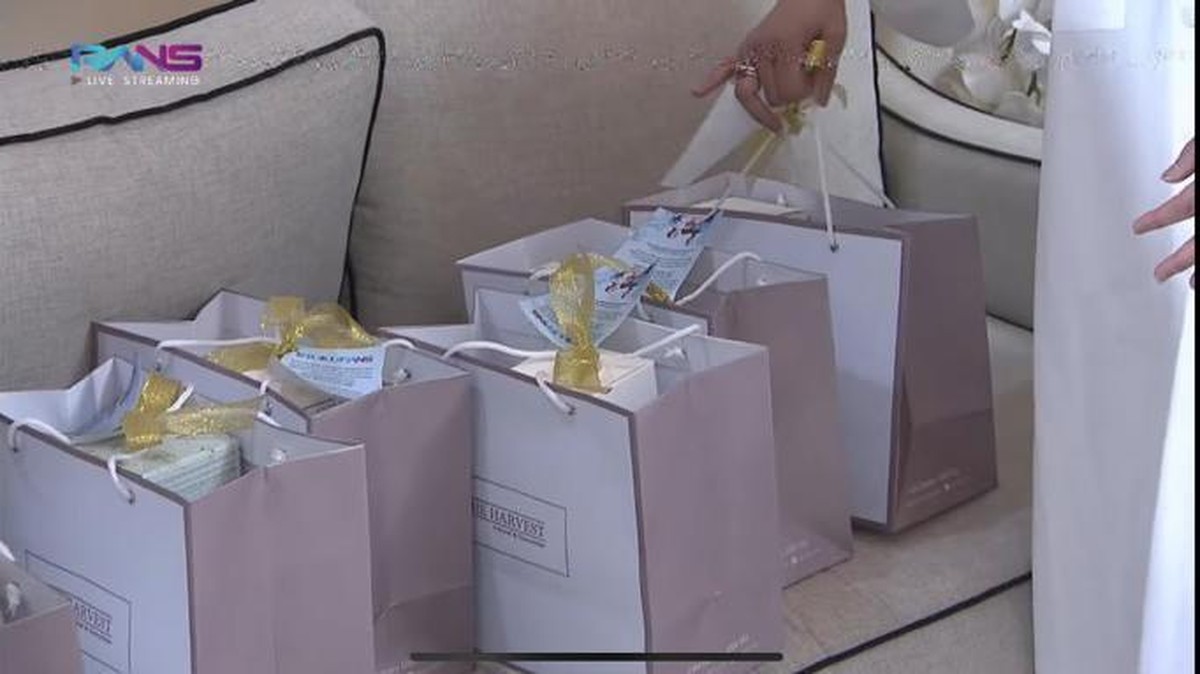 Raffi Ahmad dan Nagita menggelar acara syukuran dan akikah untuk putra keduanya yang baru lahir&comma; baby Rayyanza&period; Yuk intip&excl;