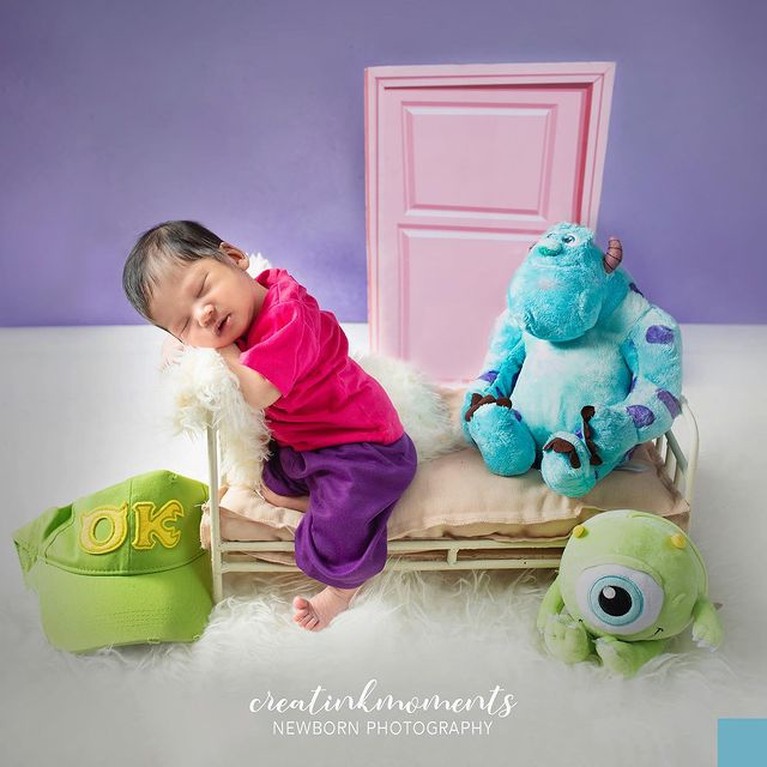 Nola B3 melahirkan anak ke-4nya pada (26/12) yang diberi nama Aladya Odetta Nakeya Ayu. Yuk intip pemotretan perdana baby Nakeya!