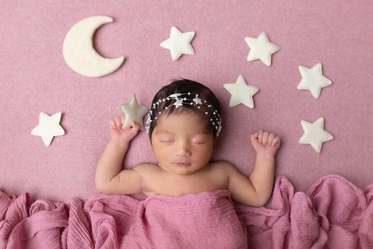 Nola B3 melahirkan anak ke-4nya pada (26/12) yang diberi nama Aladya Odetta Nakeya Ayu. Yuk intip pemotretan perdana baby Nakeya!