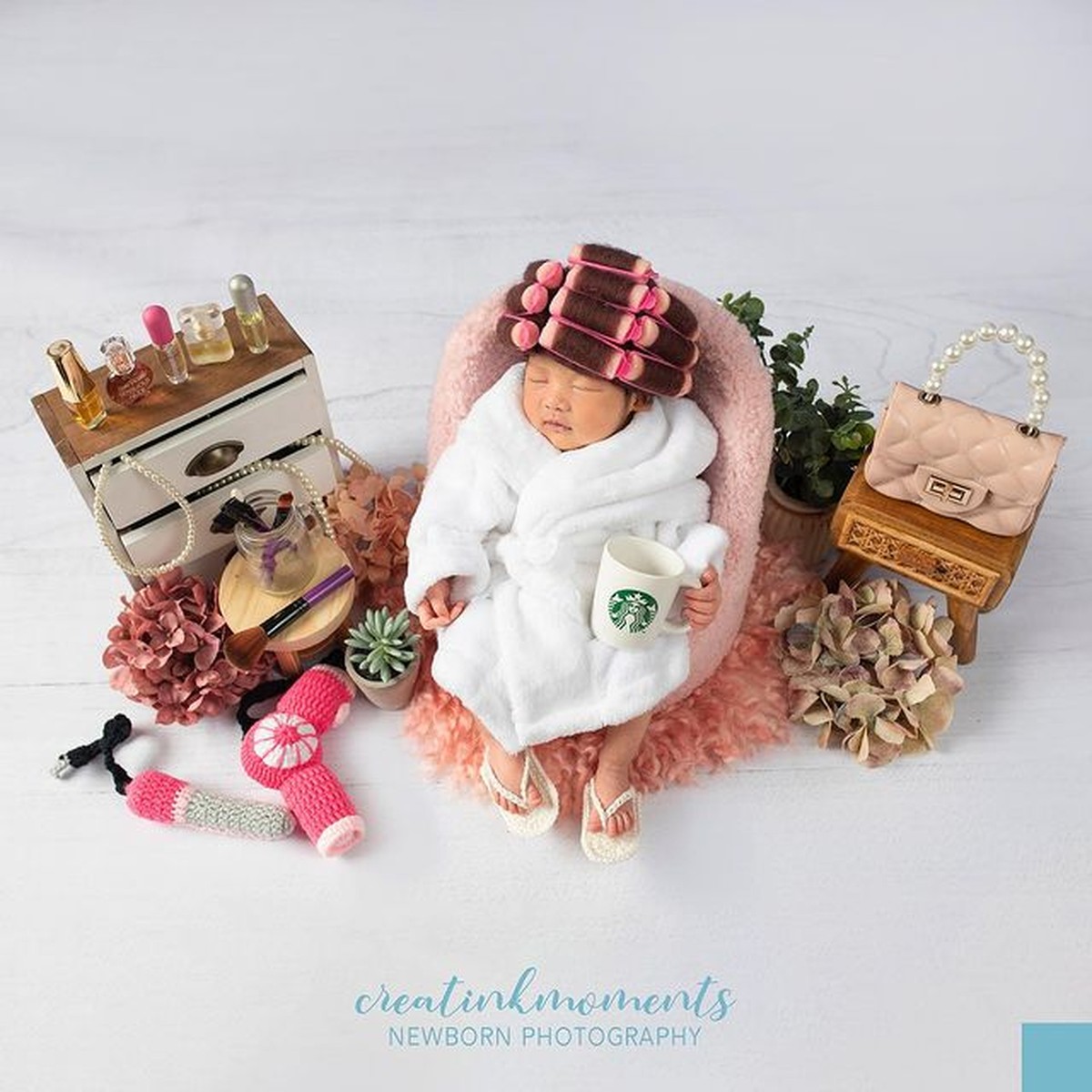 Nola B3 melahirkan anak ke-4nya pada &lpar;26&sol;12&rpar; yang diberi nama Aladya Odetta Nakeya Ayu&period; Yuk intip pemotretan perdana baby Nakeya&excl;