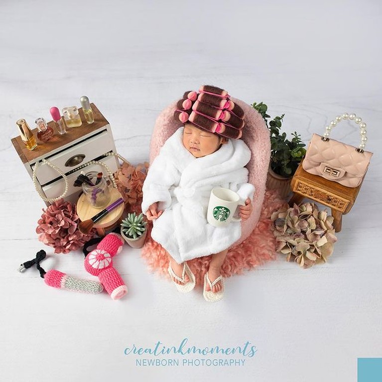 Nola B3 melahirkan anak ke-4nya pada (26/12) yang diberi nama Aladya Odetta Nakeya Ayu. Yuk intip pemotretan perdana baby Nakeya!
