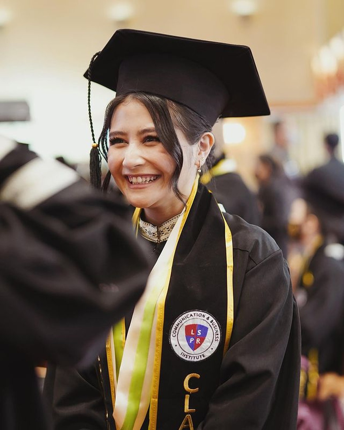 Prilly Latuconsina telah resmi menyandang gelar Sarjana Ilmu Komunikasi di LSPR sebagai lulusan terbaik&period; Yuk intip momen wisudanya&excl;