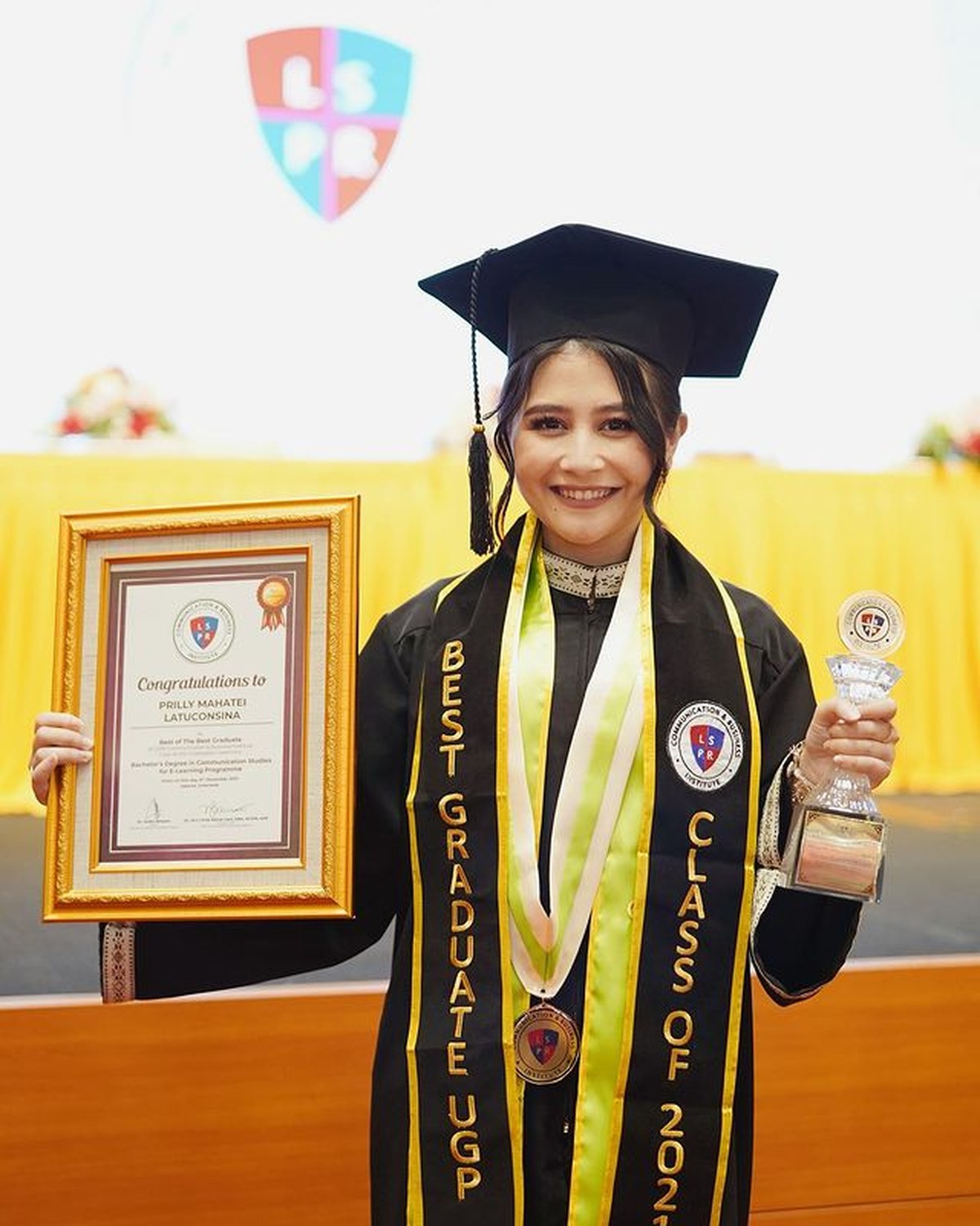Prilly Latuconsina telah resmi menyandang gelar Sarjana Ilmu Komunikasi di LSPR sebagai lulusan terbaik&period; Yuk intip momen wisudanya&excl;