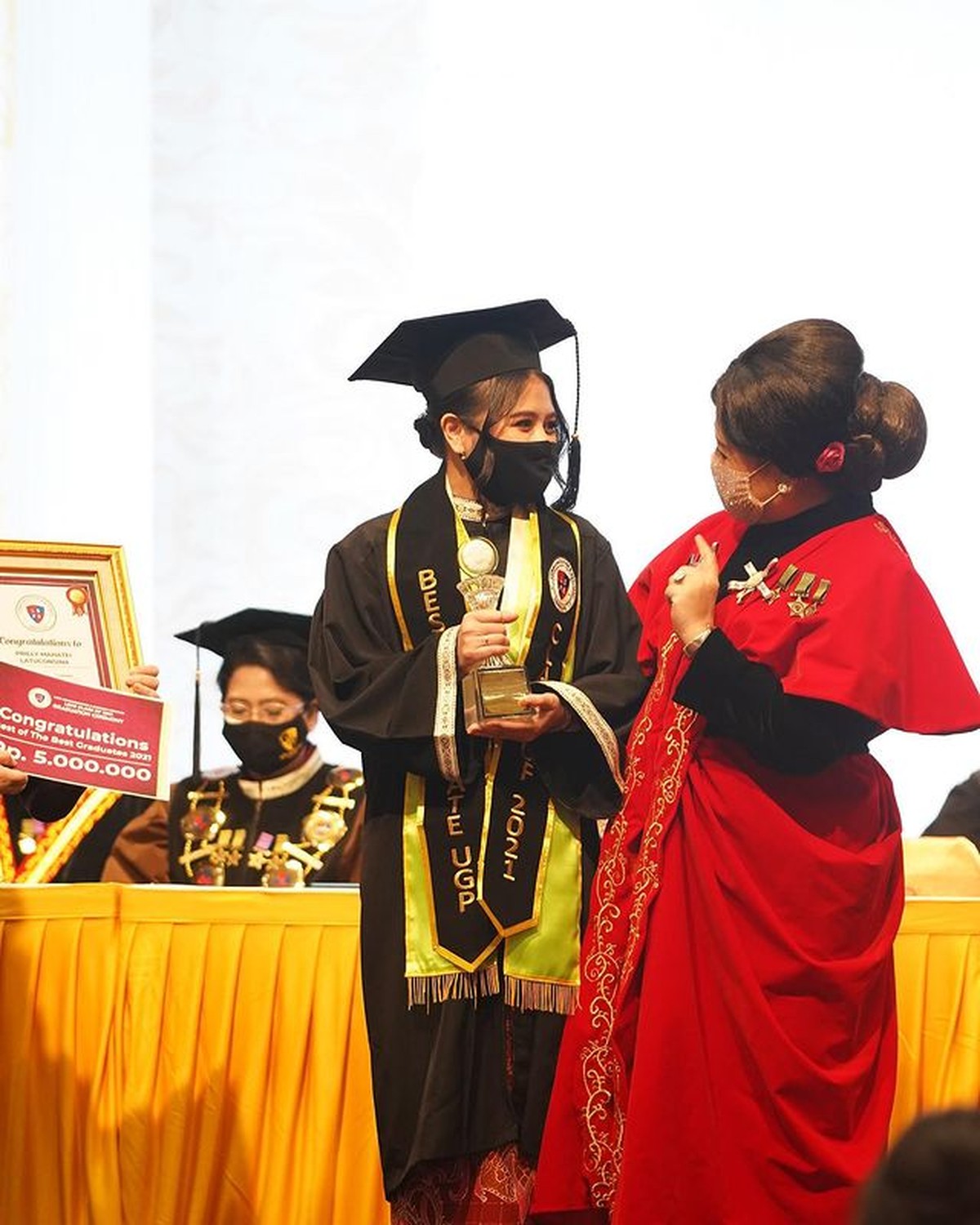 Prilly Latuconsina telah resmi menyandang gelar Sarjana Ilmu Komunikasi di LSPR sebagai lulusan terbaik&period; Yuk intip momen wisudanya&excl;