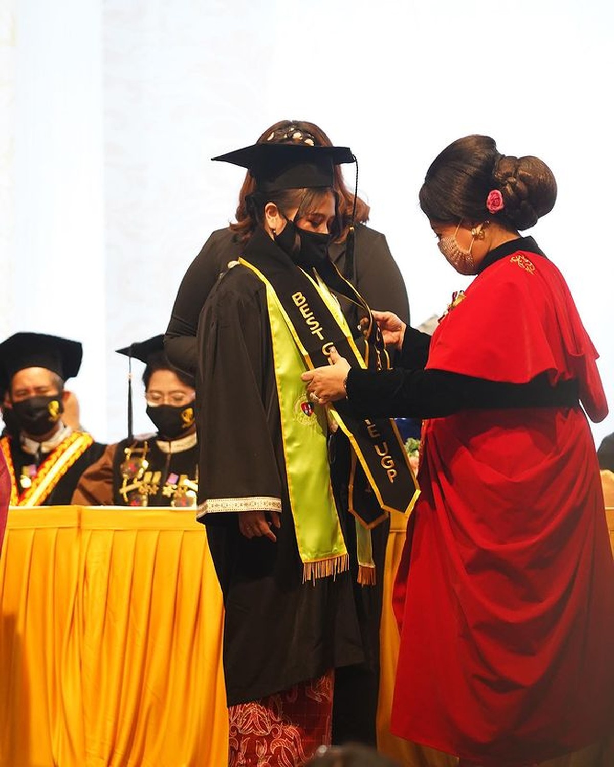 Prilly Latuconsina telah resmi menyandang gelar Sarjana Ilmu Komunikasi di LSPR sebagai lulusan terbaik&period; Yuk intip momen wisudanya&excl;