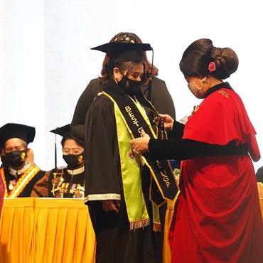 7 Momen Bahagia Wisuda Prilly Latusonsina Dapat Gelar Lulusan Terbaik