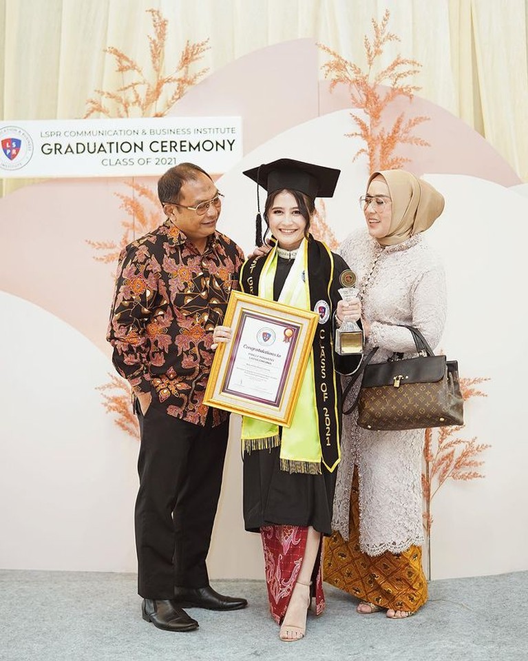 Prilly Latuconsina telah resmi menyandang gelar Sarjana Ilmu Komunikasi di LSPR sebagai lulusan terbaik. Yuk intip momen wisudanya!