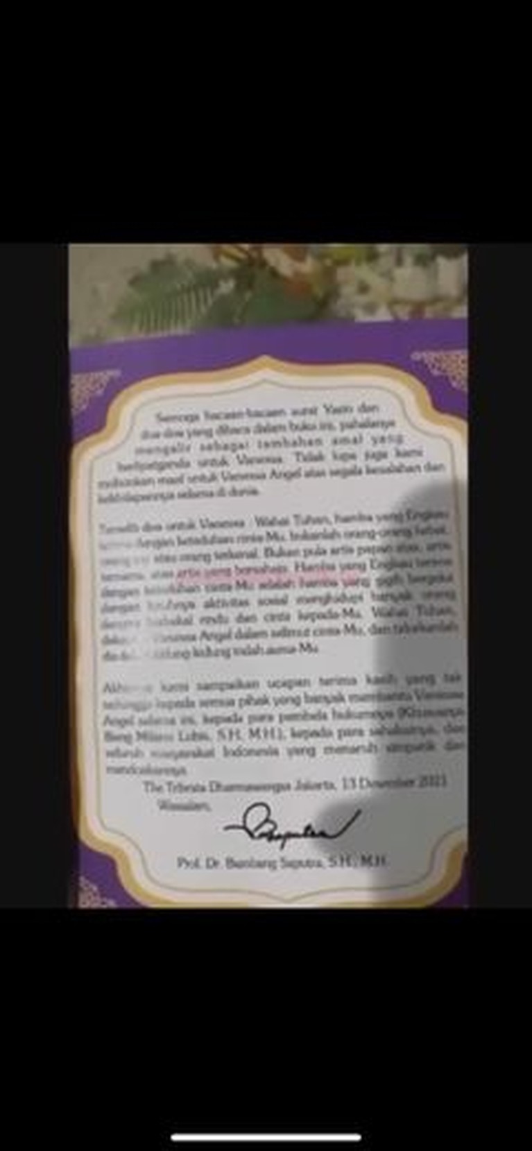 7 Potret Buku Yasin 40 Harian Vanessa Angel Digelar Keluarga Doddy Disorot Ayah mendiang Vanessa, Doddy Sudrajat menggelar acara 40 harian Vanessa Angel disorot karena buku yasin beda. Yuk intip!