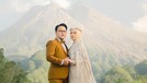 Danang DA dan Hemas Nura menjalani sesi pemotretan pra-nikah dengan mengambil tema alam&period; Yuk intip&excl;