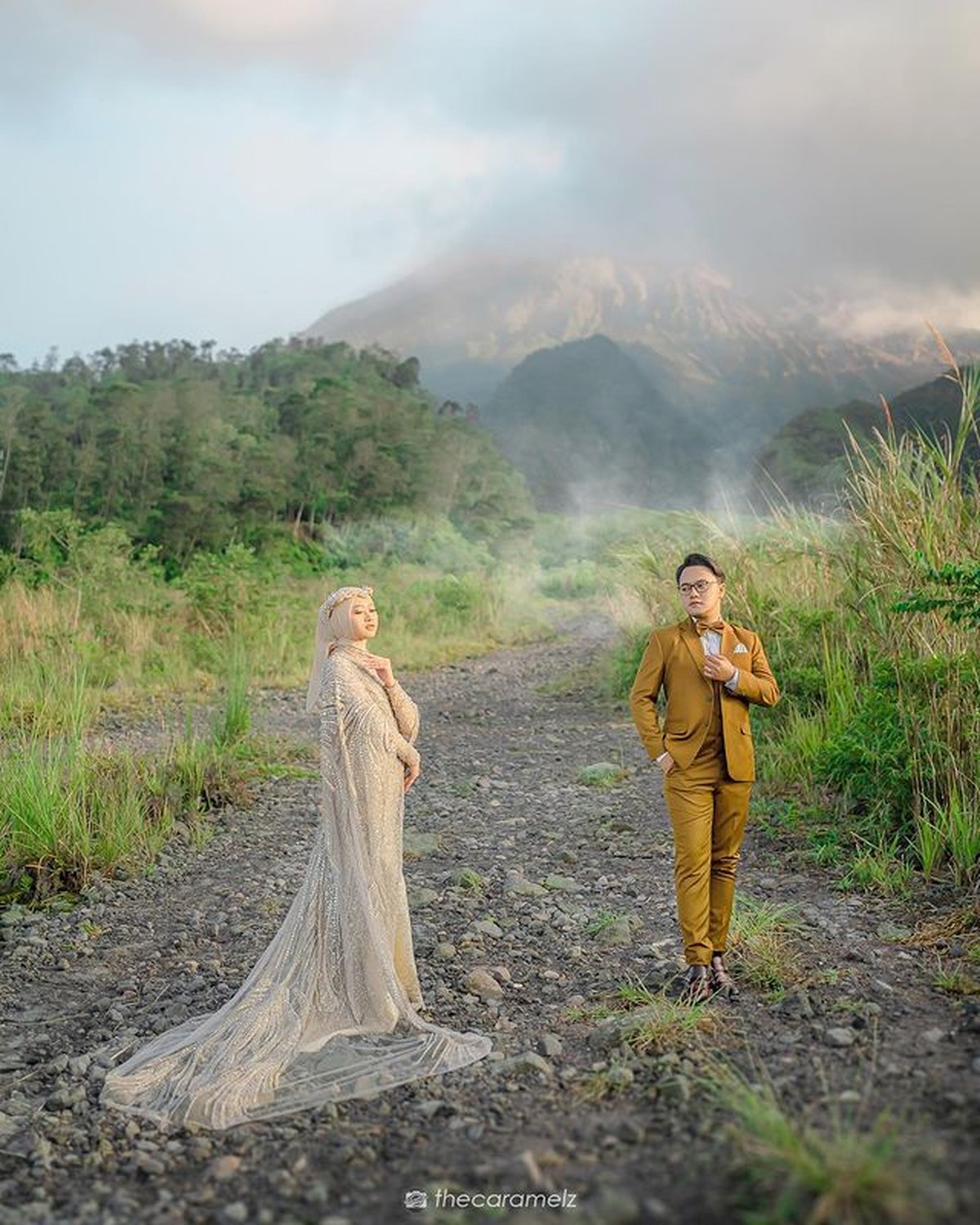 Danang DA dan Hemas Nura menjalani sesi pemotretan pra-nikah dengan mengambil tema alam&period; Yuk intip&excl;