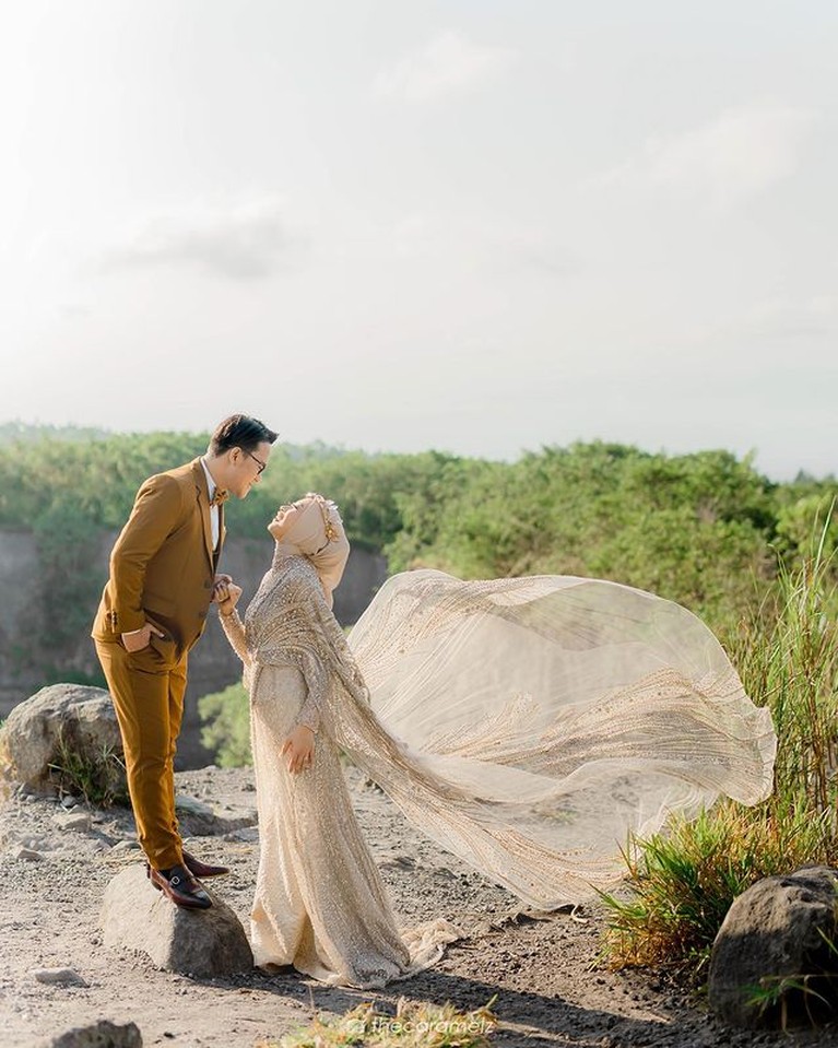 Danang DA dan Hemas Nura menjalani sesi pemotretan pra-nikah dengan mengambil tema alam. Yuk intip!