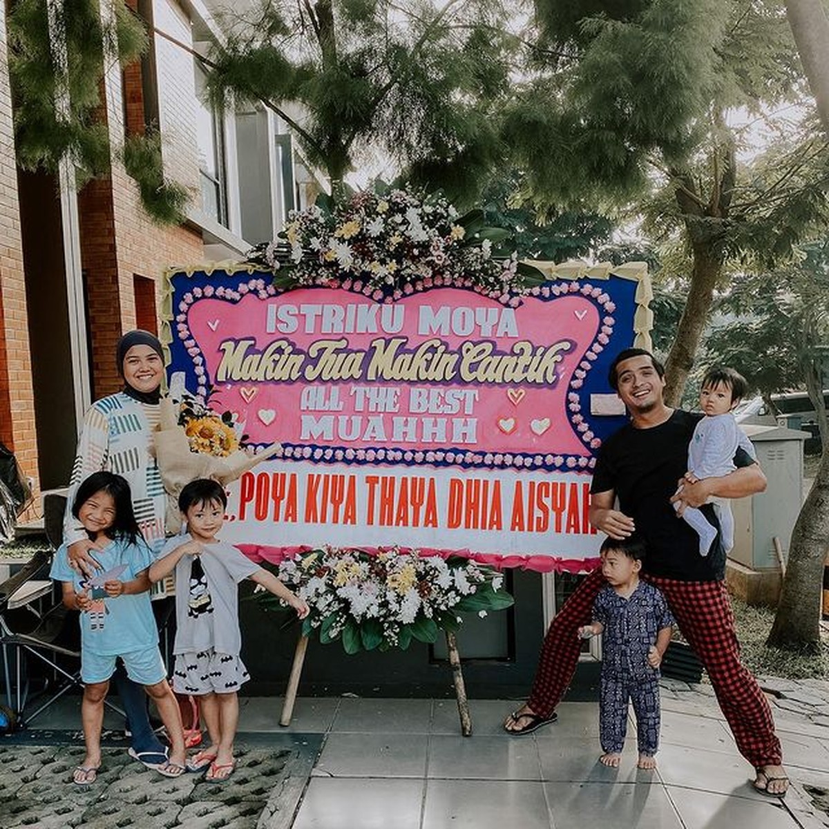 Ricky Harun memutuskan untuk hijrah setelah menikah dengan kekasihnya&comma; Herfiza&period; Yuk intip kehidupan keluarga mereka setelah hijrah&excl;