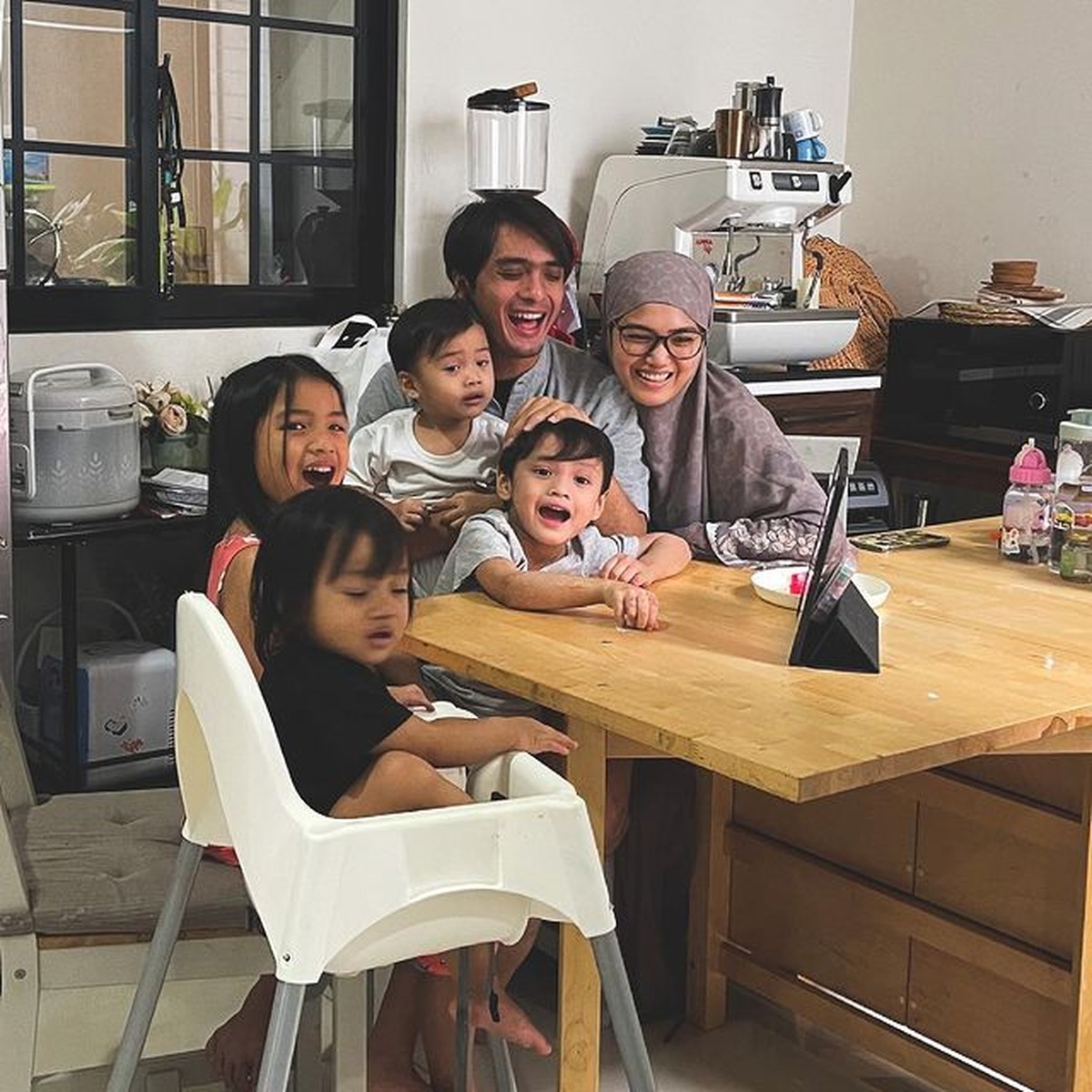 Ricky Harun memutuskan untuk hijrah setelah menikah dengan kekasihnya&comma; Herfiza&period; Yuk intip kehidupan keluarga mereka setelah hijrah&excl;