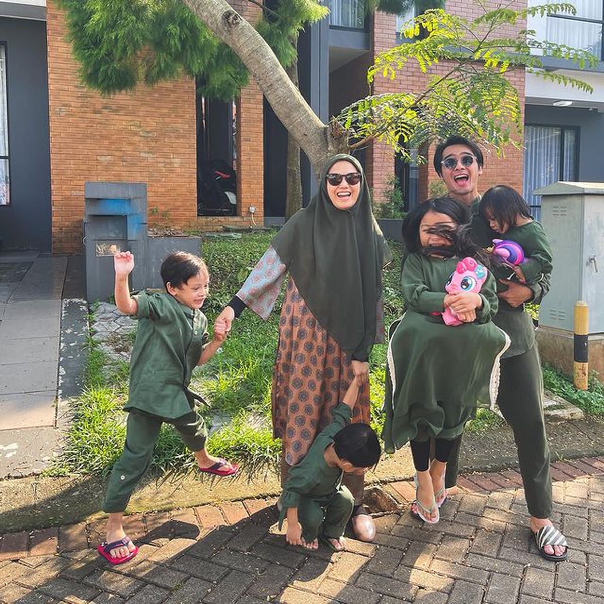 Ricky Harun memutuskan untuk hijrah setelah menikah dengan kekasihnya&comma; Herfiza&period; Yuk intip kehidupan keluarga mereka setelah hijrah&excl;