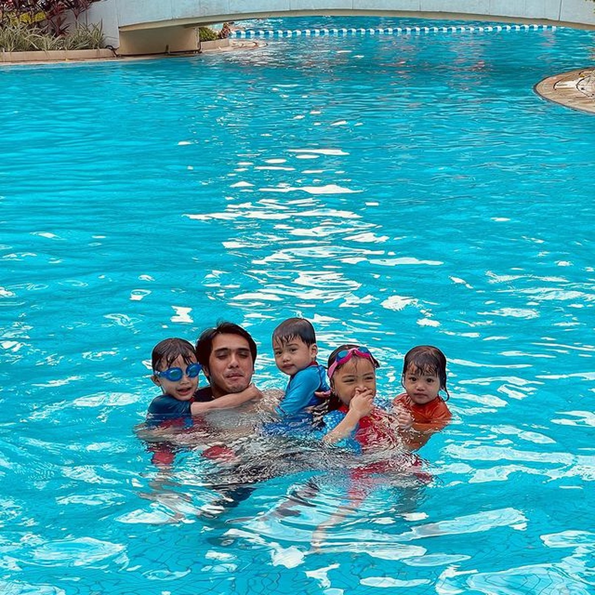 Ricky Harun memutuskan untuk hijrah setelah menikah dengan kekasihnya&comma; Herfiza&period; Yuk intip kehidupan keluarga mereka setelah hijrah&excl;