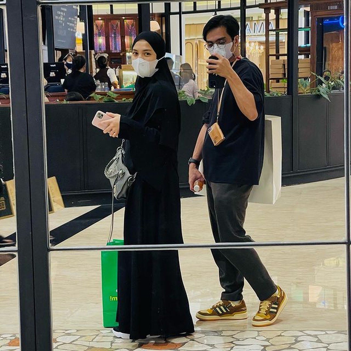 Ricky Harun memutuskan untuk hijrah setelah menikah dengan kekasihnya&comma; Herfiza&period; Yuk intip kehidupan keluarga mereka setelah hijrah&excl;